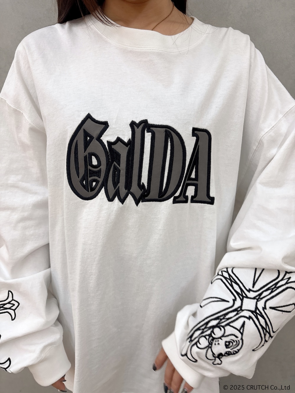 ホワイト系のTシャツ/カットソー、ブルー系のデニムパンツ、ブラック系のブーツを着用したレディースの秋コーディネートの6枚目の写真