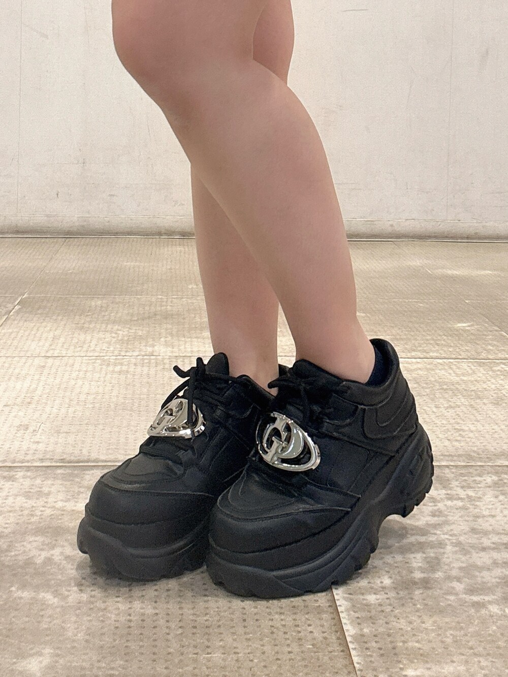 ピンク系のニット/セーター、ブルー系のデニムパンツ、ブラック系のスニーカーを着用したレディースの春コーディネートの7枚目の写真