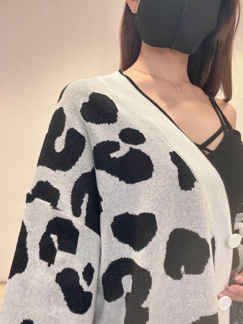 ブラック系のパンプス、ブラック系のキャミソール、ブルー系のデニムパンツを着用したレディースの夏コーディネートの5枚目の写真