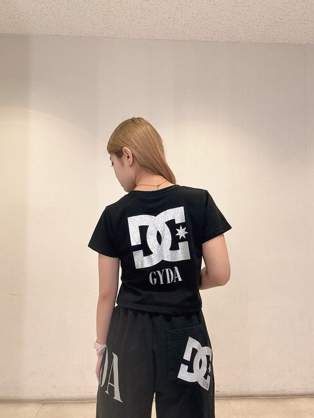 ブラック系のTシャツ/カットソー、ブラック系のスウェットパンツ、ブラック系のサンダルを着用したレディースの春コーディネートの5枚目の写真