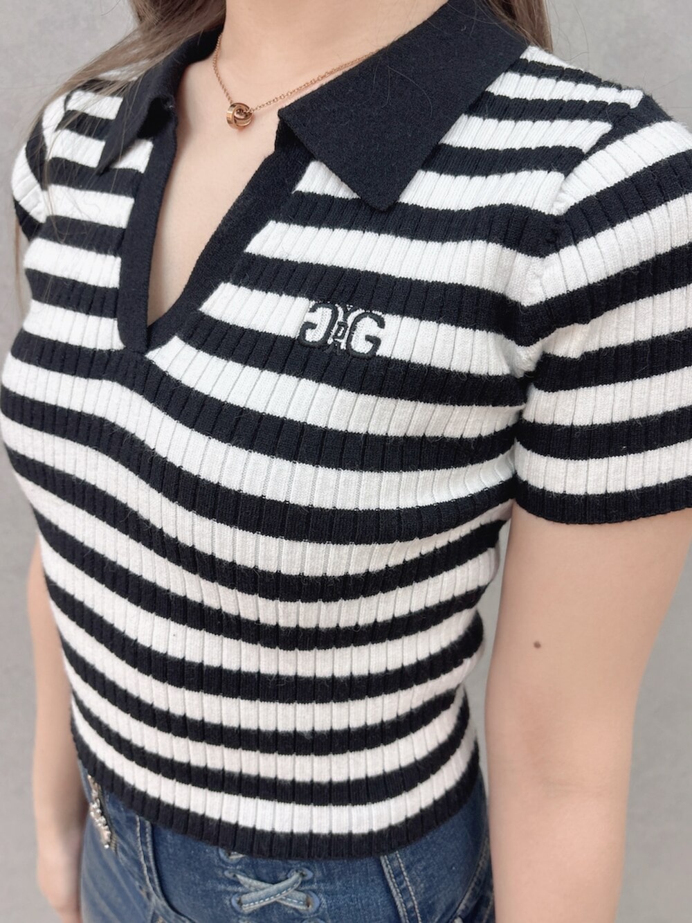 ブルー系のデニムパンツ、ブラック系のサンダル、その他のニット/セーターを着用したレディースの春コーディネートの5枚目の写真