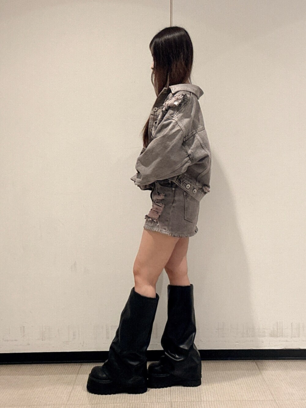 ホワイト系のTシャツ/カットソー、ピンク系のデニムジャケット、ピンク系のデニムスカートを着用したレディースの秋コーディネートの2枚目の写真