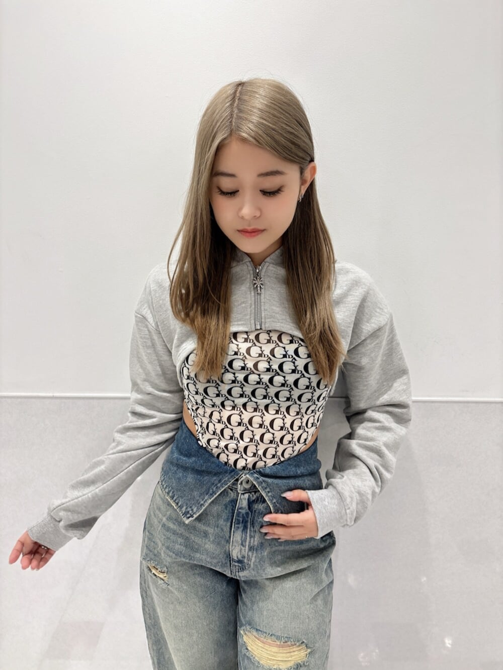 ブラック系のスニーカー、グレー系のパーカー、ホワイト系のTシャツ/カットソーを着用したレディースの夏コーディネートの4枚目の写真