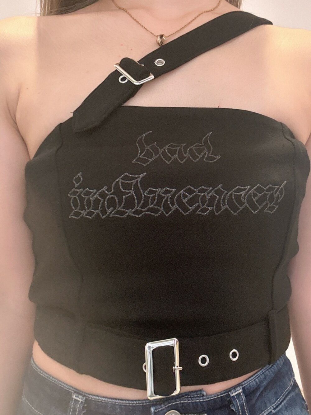 ブラック系のサンダル、ブルー系のデニムパンツ、ブラック系のキャミソールを着用したレディースの夏コーディネートの5枚目の写真