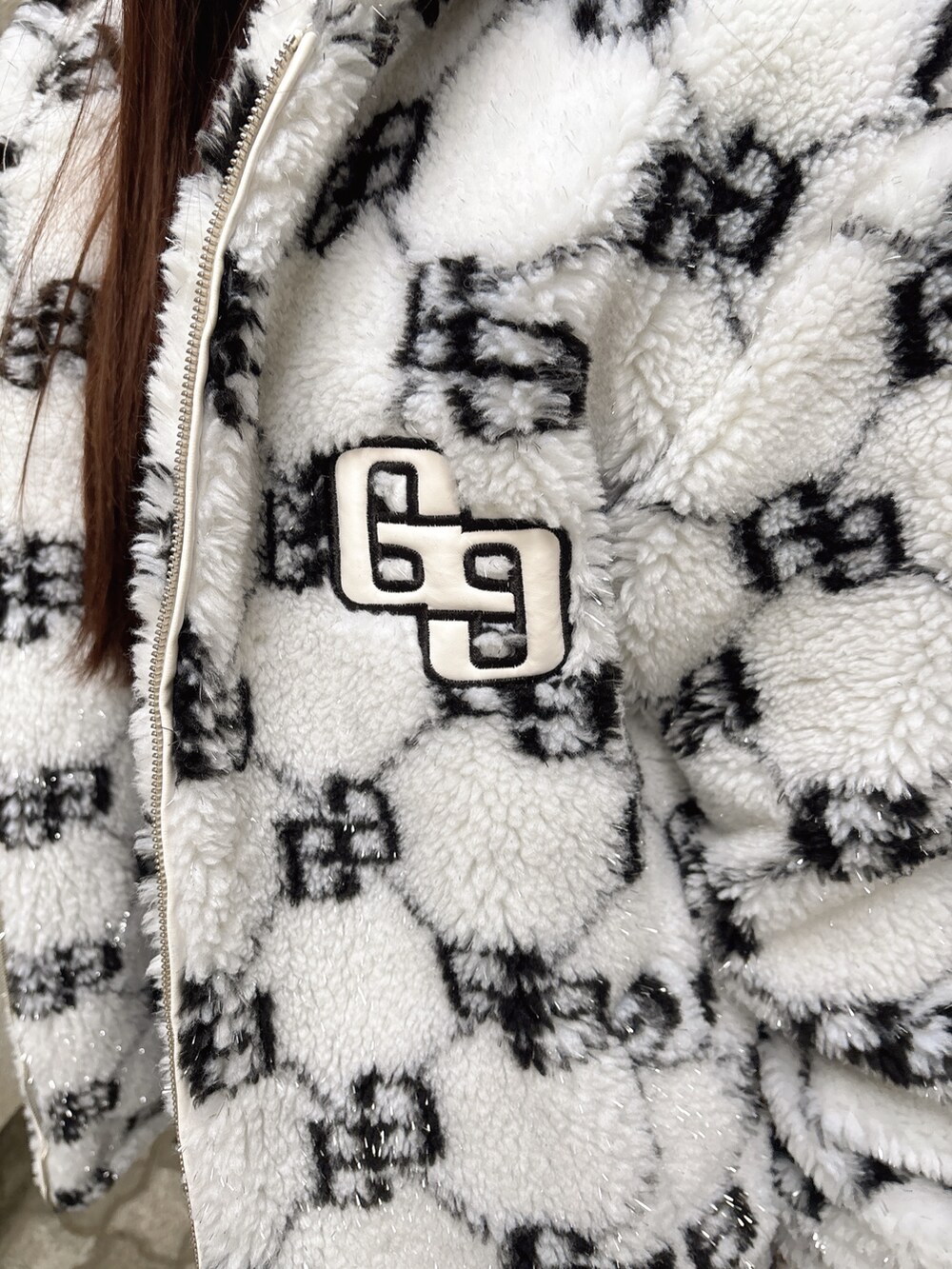 ブルー系のニット/セーター、ブルー系のデニムパンツ、ホワイト系のブルゾンを着用したレディースの秋コーディネートの6枚目の写真