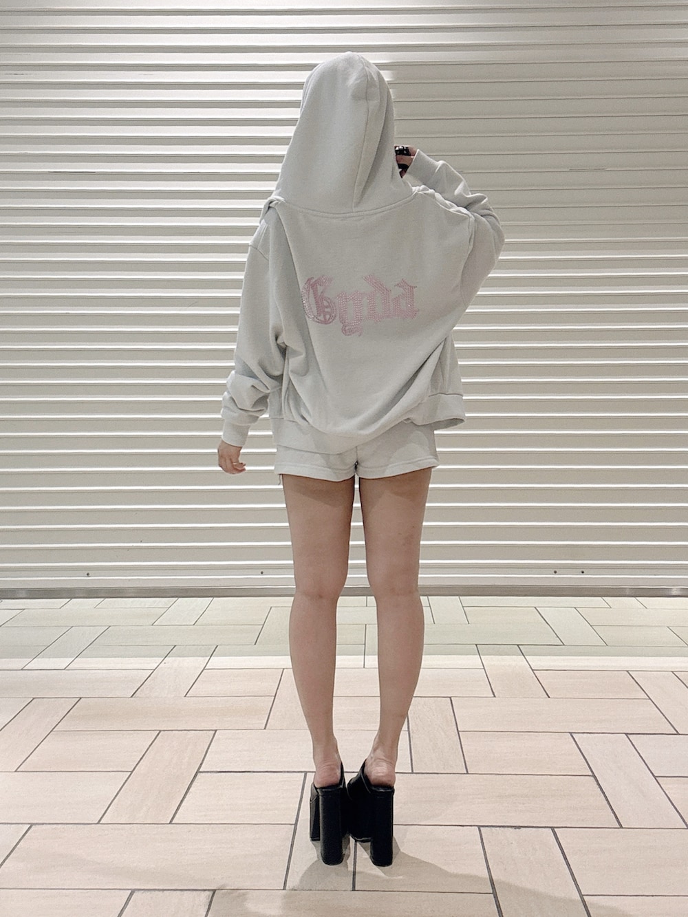 ブラック系のキャミソール、ホワイト系のパーカー、ホワイト系のその他パンツを着用したレディースの夏コーディネートの4枚目の写真