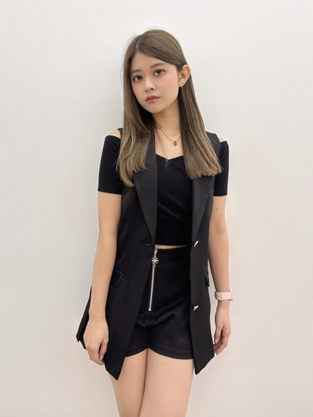 ブラック系のTシャツ/カットソー、ブラック系のサンダル、ブラック系のベストを着用したレディースの春コーディネートの4枚目の写真