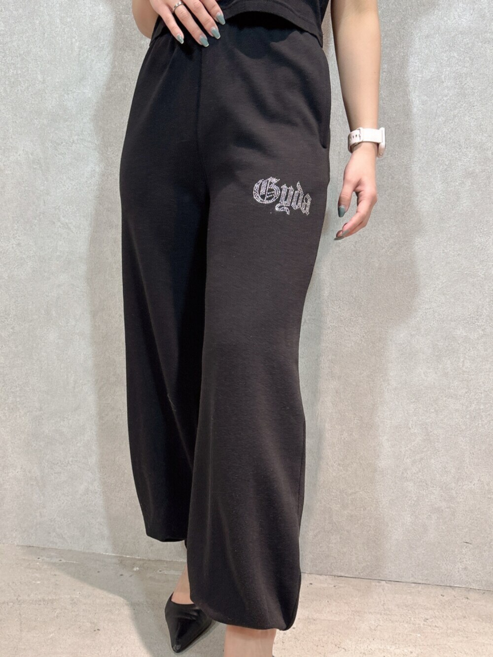 ブラック系のパンプス、ブラック系のTシャツ/カットソー、ブラック系のスウェットパンツを着用したレディースの春コーディネートの6枚目の写真