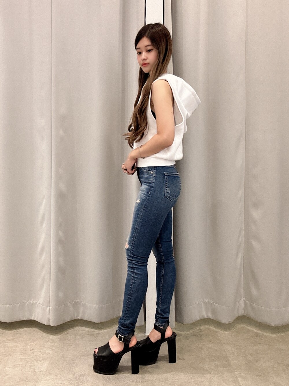 ホワイト系のTシャツ/カットソー、ブルー系のデニムパンツ、ブラック系のサンダルを着用したレディースの夏コーディネートの2枚目の写真