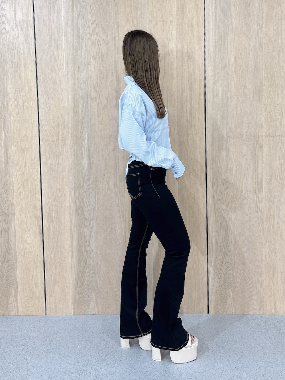 ブルー系のシャツ/ブラウス、ブラック系のデニムパンツ、ホワイト系のサンダルを着用したレディースの夏コーディネートの2枚目の写真