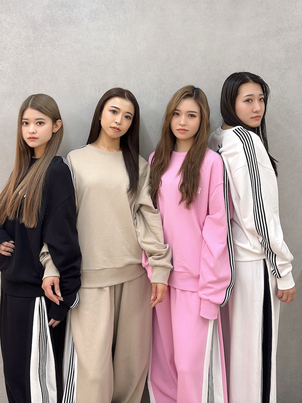 ブラック系のスウェットパンツ、ブラック系のスウェット、ブラック系のブーツを着用したレディースの冬コーディネートの8枚目の写真