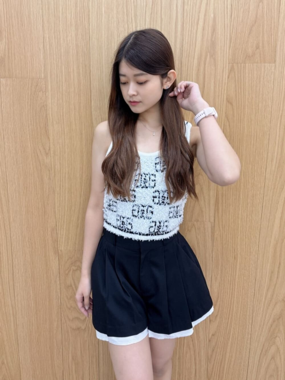 ブラック系のサンダル、ホワイト系のニット/セーター、ブラック系のその他パンツを着用したレディースの夏コーディネートの4枚目の写真