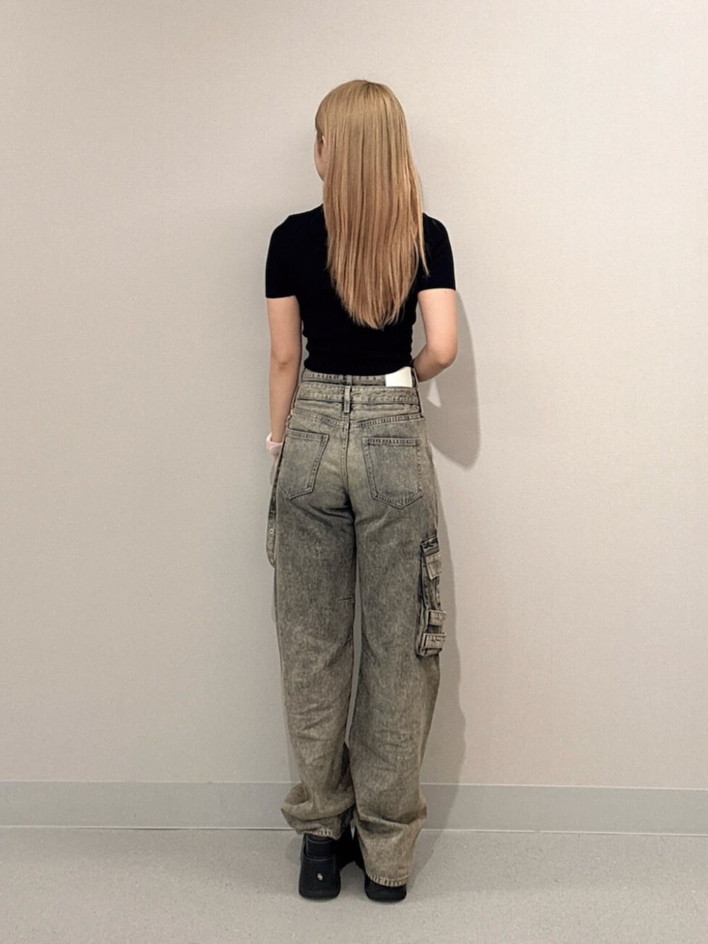 ブラック系のサンダル、ブラック系のTシャツ/カットソー、ブルー系のデニムパンツを着用したレディースの夏コーディネートの3枚目の写真
