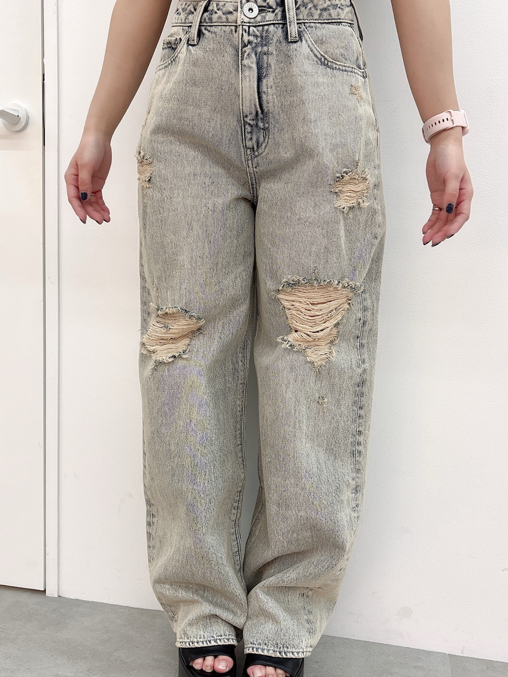 ブルー系のつなぎ/オールインワン、ブラック系のサンダルを着用したレディースの春コーディネートの6枚目の写真