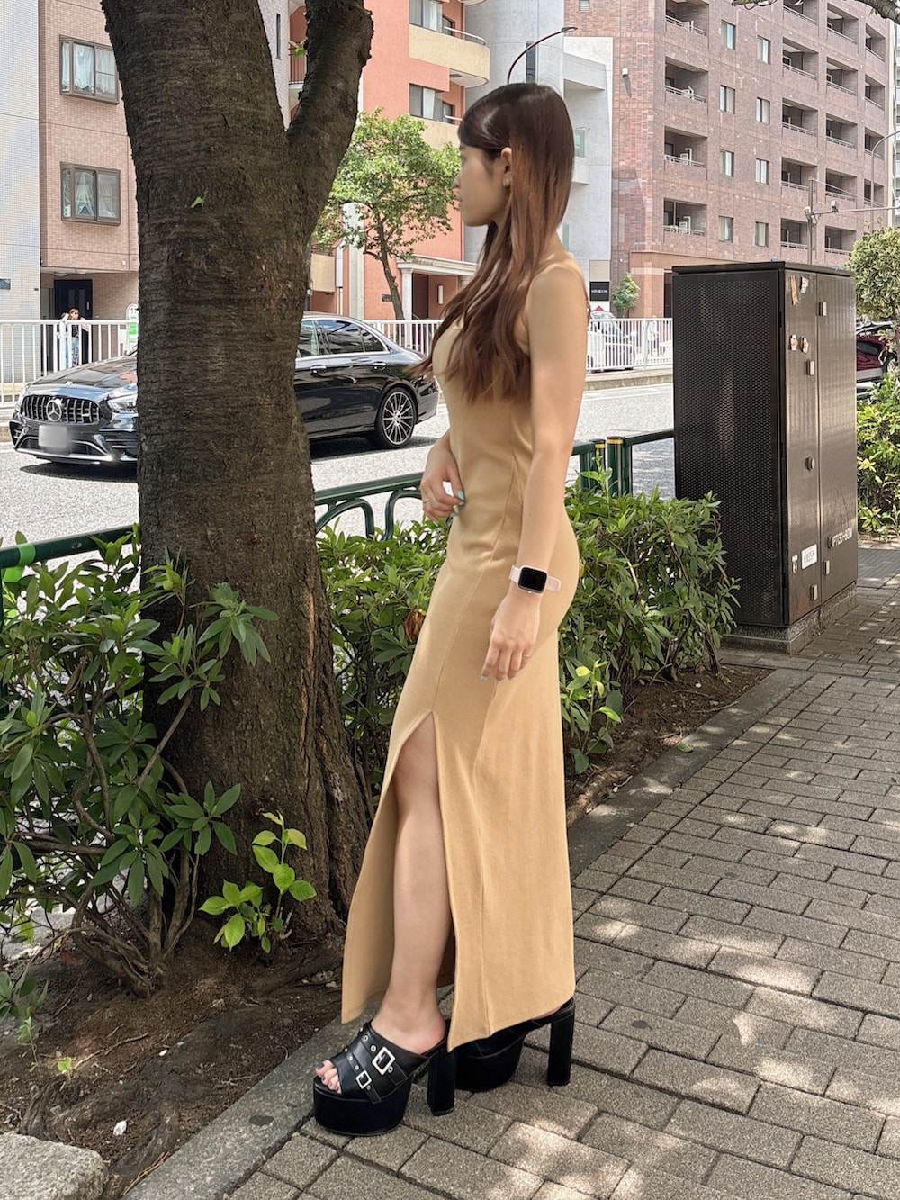 ベージュ系のワンピース、ブラック系のサンダルを着用したレディースの夏コーディネートの2枚目の写真