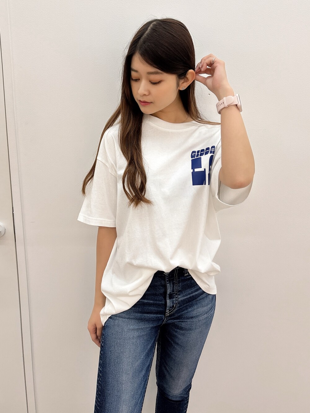 ホワイト系のTシャツ/カットソー、ブルー系のデニムパンツ、ベージュ系のサンダルを着用したレディースの夏コーディネートの4枚目の写真
