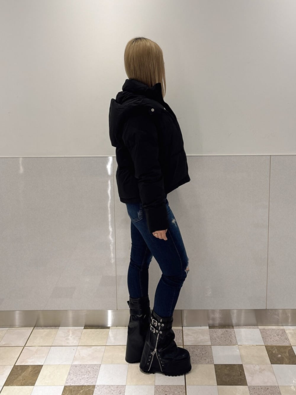 ブルー系のデニムパンツ、ブラック系のブーツ、ブラック系のTシャツ/カットソーを着用したレディースの秋コーディネートの2枚目の写真