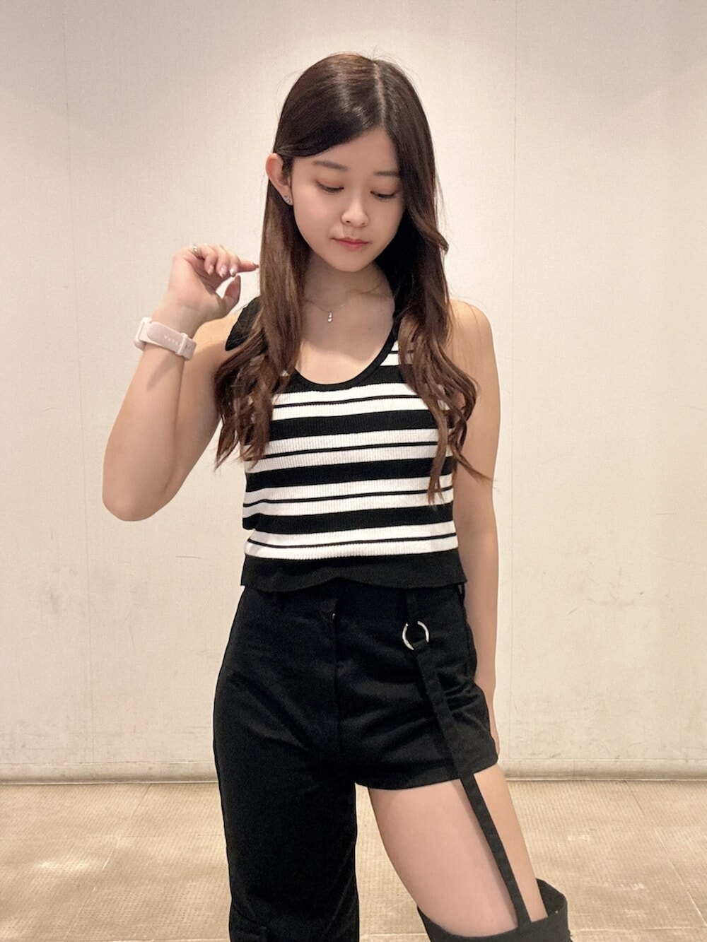 ブラック系のスニーカー、ホワイト系のニット/セーター、ブラック系のその他パンツを着用したレディースの春コーディネートの4枚目の写真