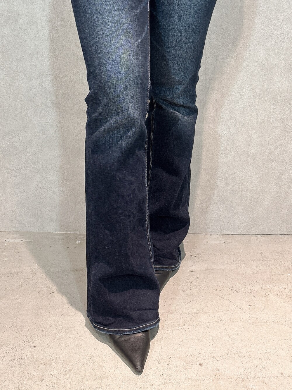 ベージュ系のキャミソール、ブラック系のシャツ/ブラウス、ブルー系のデニムパンツを着用したレディースの春コーディネートの7枚目の写真