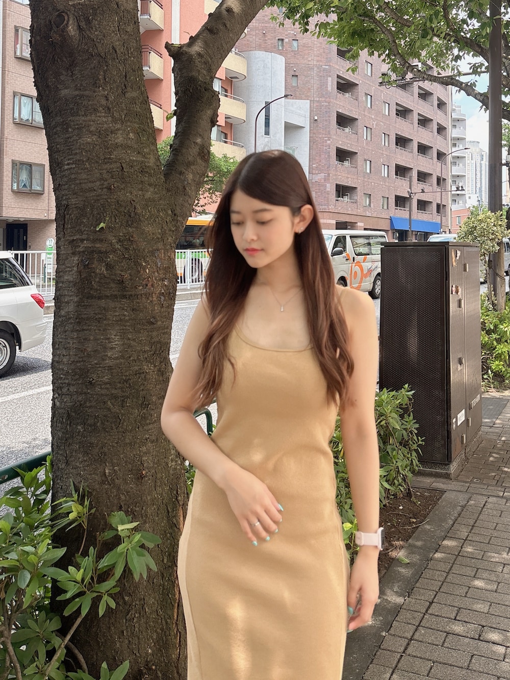 ベージュ系のワンピース、ブラック系のサンダルを着用したレディースの夏コーディネートの4枚目の写真