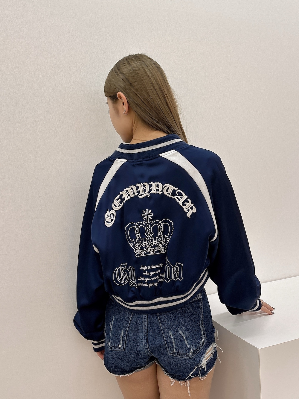 ブラック系のTシャツ/カットソー、ブルー系のブルゾン、ブルー系のデニムパンツを着用したレディースの冬コーディネートの5枚目の写真