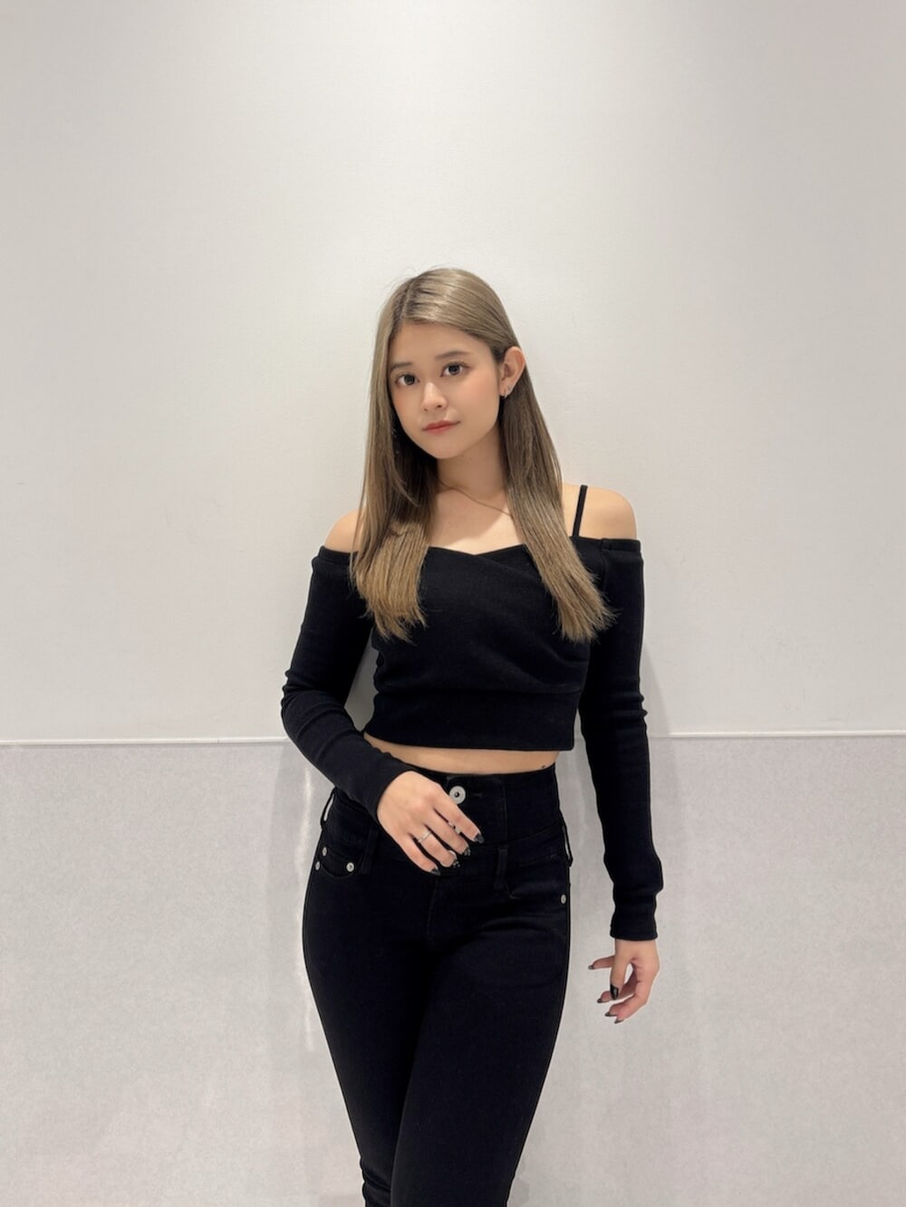 ブラック系のブーツ、ブラック系のTシャツ/カットソー、ブラック系のデニムパンツを着用したレディースの秋コーディネートの4枚目の写真