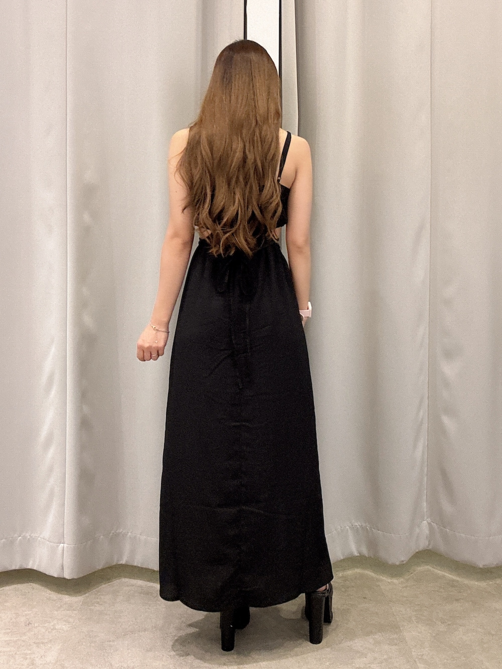 ブラック系のワンピース、ブラック系のサンダルを着用したレディースの夏コーディネートの3枚目の写真