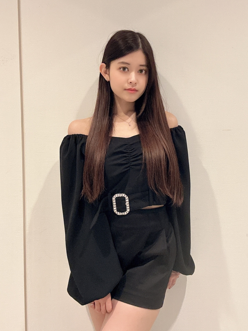 ブラック系のシャツ/ブラウス、ブラック系のその他パンツ、ブラック系のブーツを着用したレディースの秋コーディネートの5枚目の写真