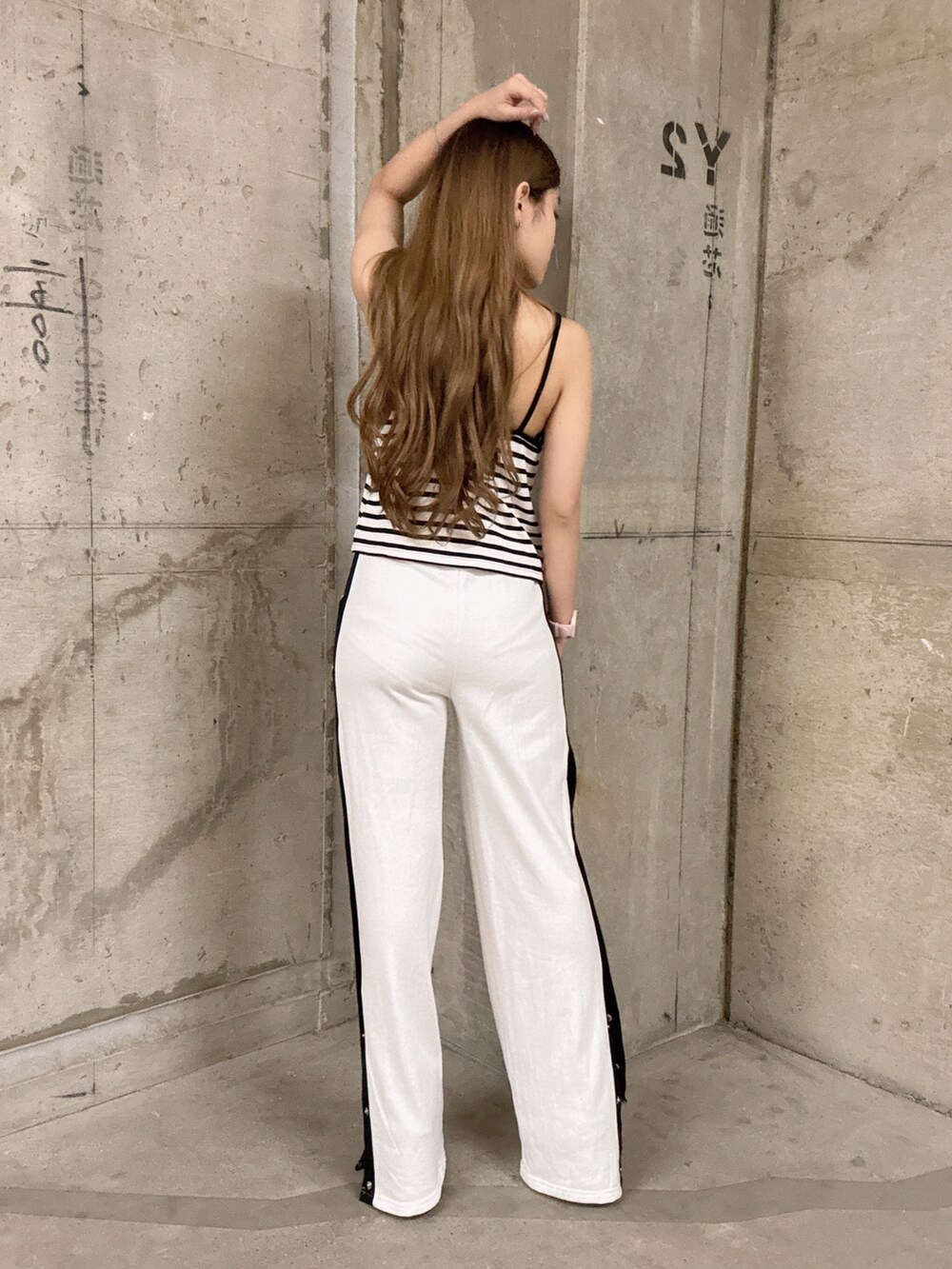 その他のキャミソール、ホワイト系のその他パンツ、ブラック系のサンダルを着用したレディースの春コーディネートの3枚目の写真