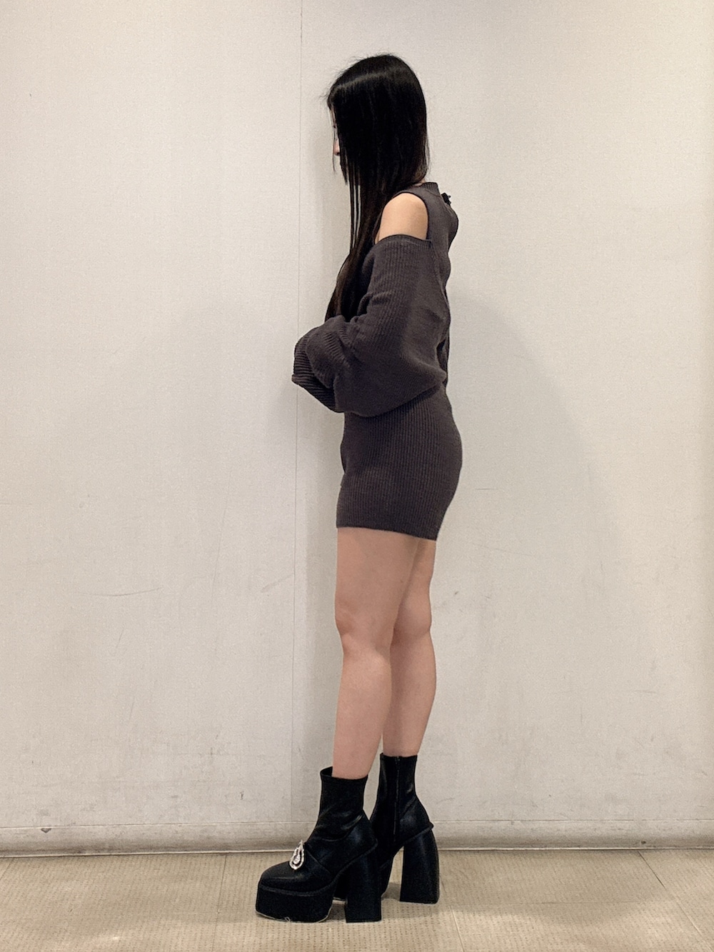 グレー系のつなぎ/オールインワン、ブラック系のブーツを着用したレディースの冬コーディネートの3枚目の写真