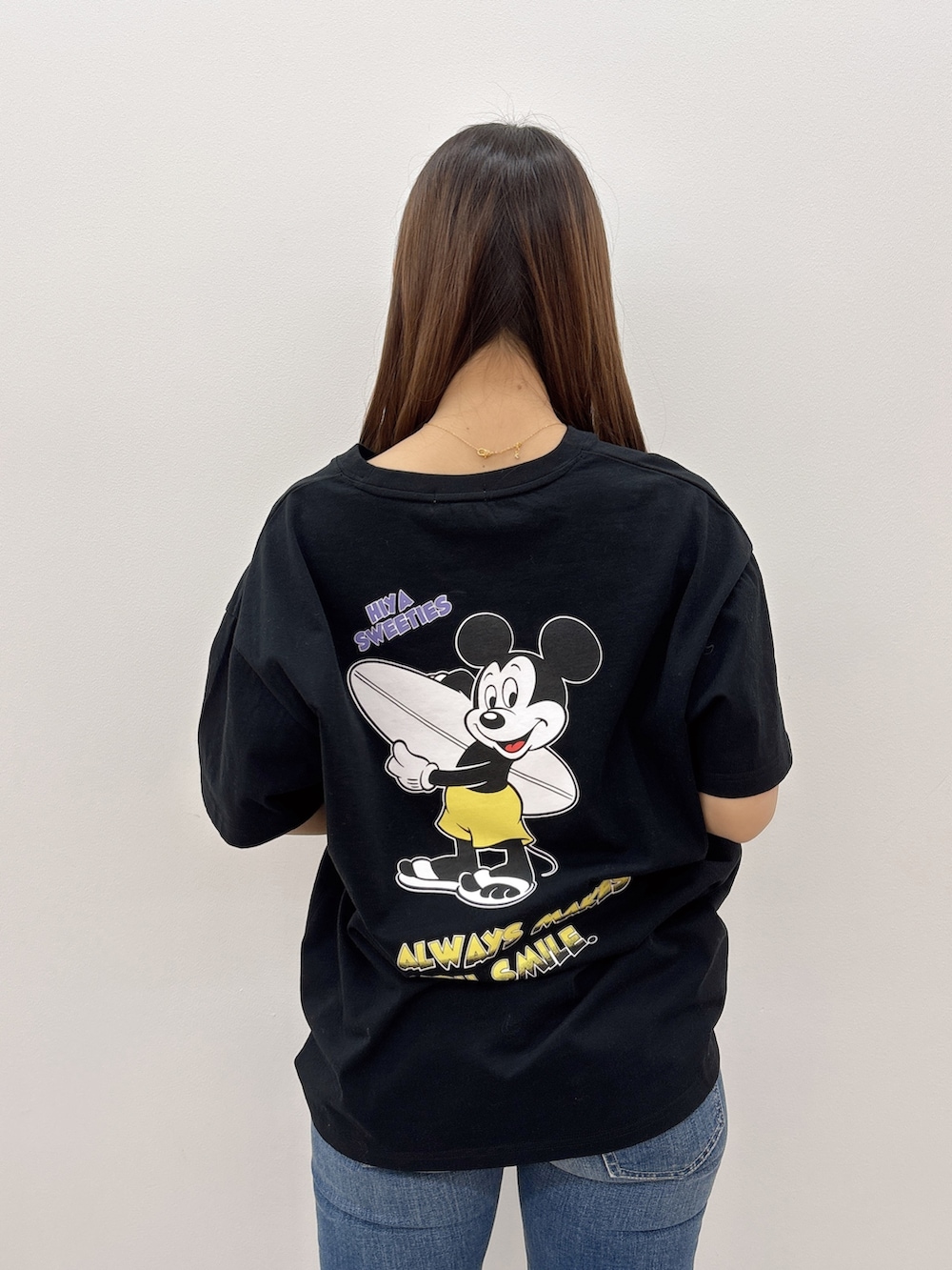 ブラック系のTシャツ/カットソー、ブルー系のデニムパンツ、ホワイト系のパンプスを着用したレディースの春コーディネートの5枚目の写真