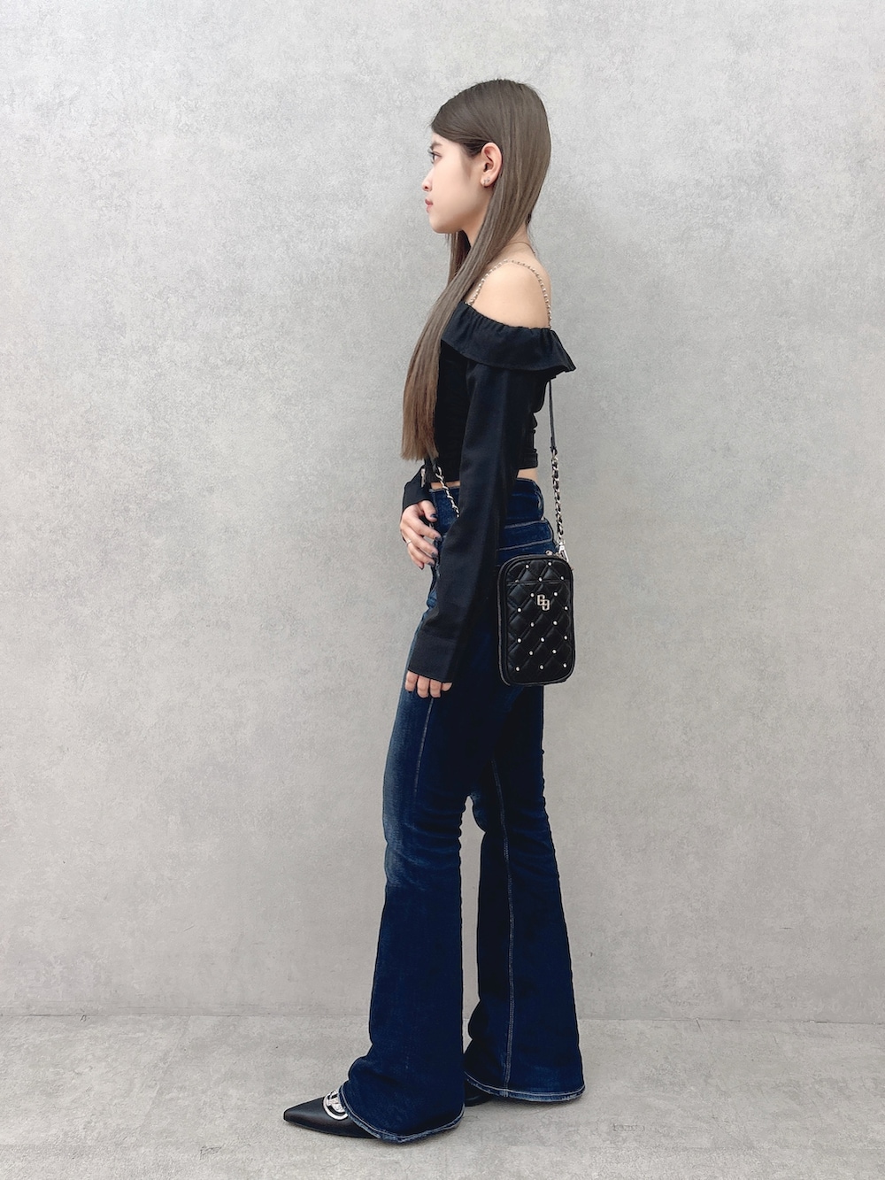 ブラック系のシャツ/ブラウス、ブルー系のデニムパンツ、ブラック系のショルダーバッグを着用したレディースの春コーディネートの3枚目の写真