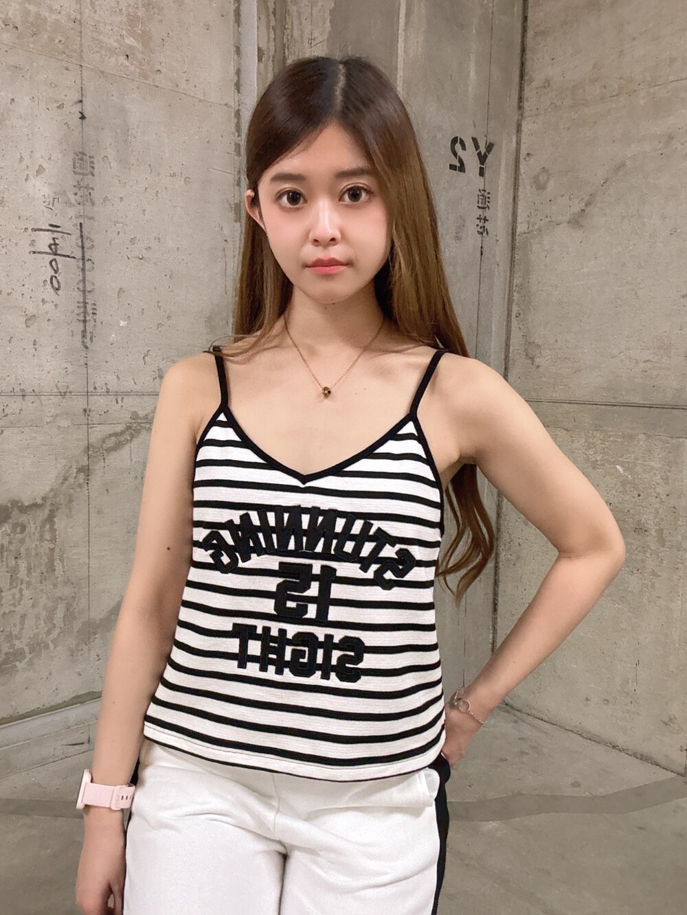 その他のキャミソール、ホワイト系のその他パンツ、ブラック系のサンダルを着用したレディースの春コーディネートの4枚目の写真