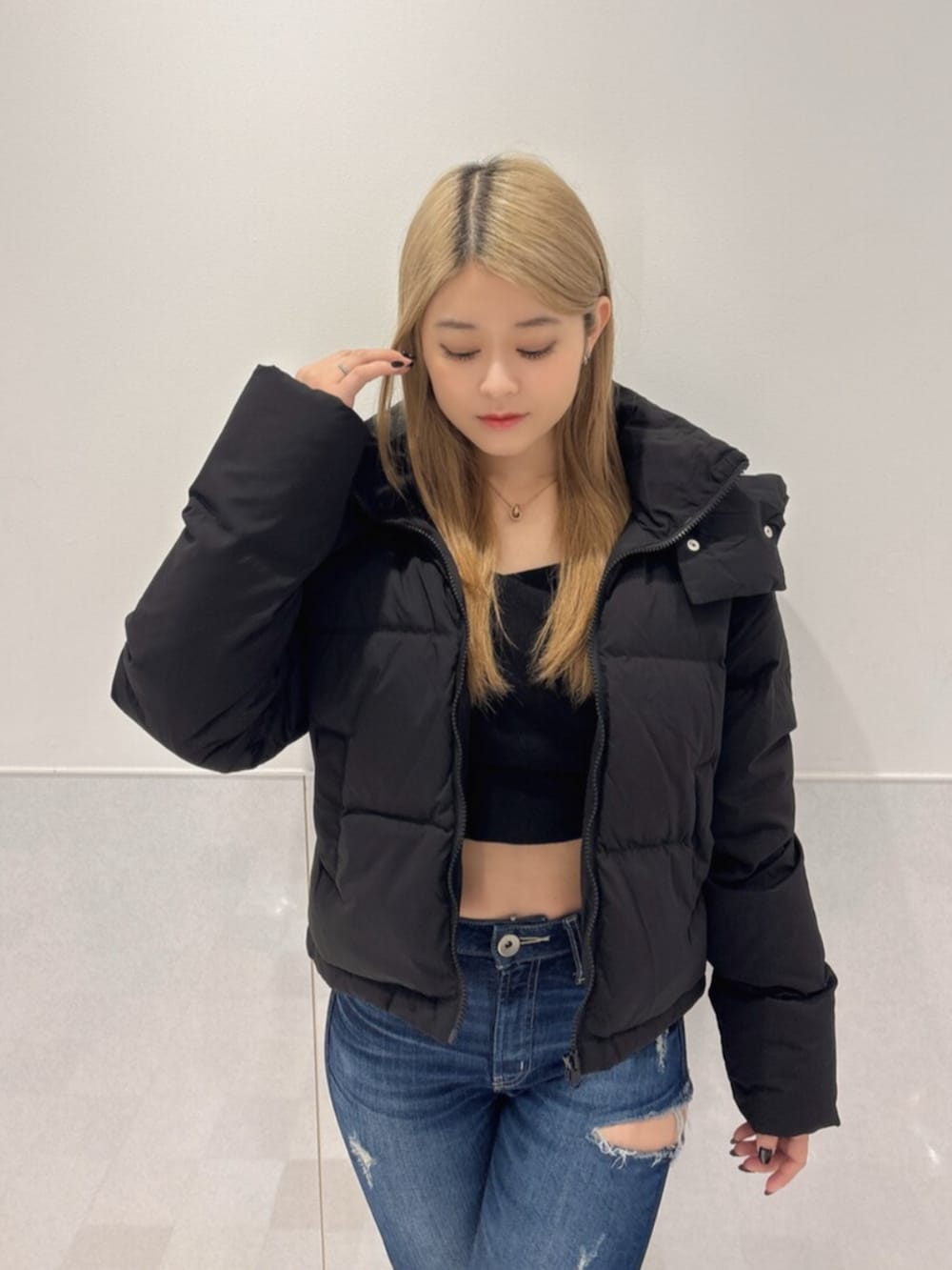 ブルー系のデニムパンツ、ブラック系のブーツ、ブラック系のTシャツ/カットソーを着用したレディースの秋コーディネートの4枚目の写真