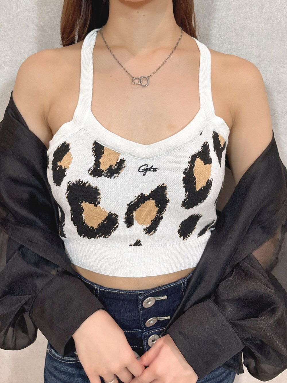 ベージュ系のキャミソール、ブラック系のシャツ/ブラウス、ブルー系のデニムパンツを着用したレディースの春コーディネートの5枚目の写真