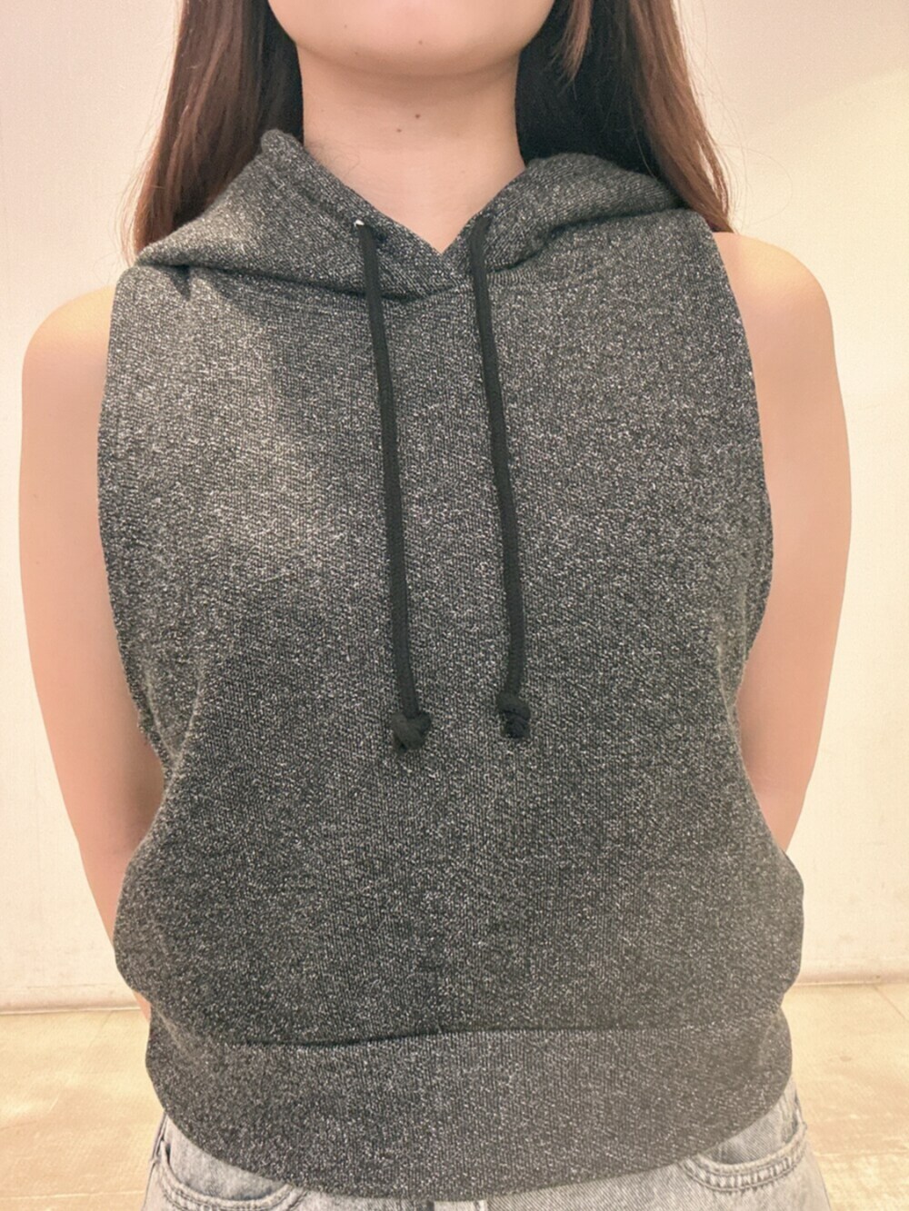 ブルー系のデニムパンツ、ブラック系のTシャツ/カットソー、ブラック系のスニーカーを着用したレディースの夏コーディネートの5枚目の写真
