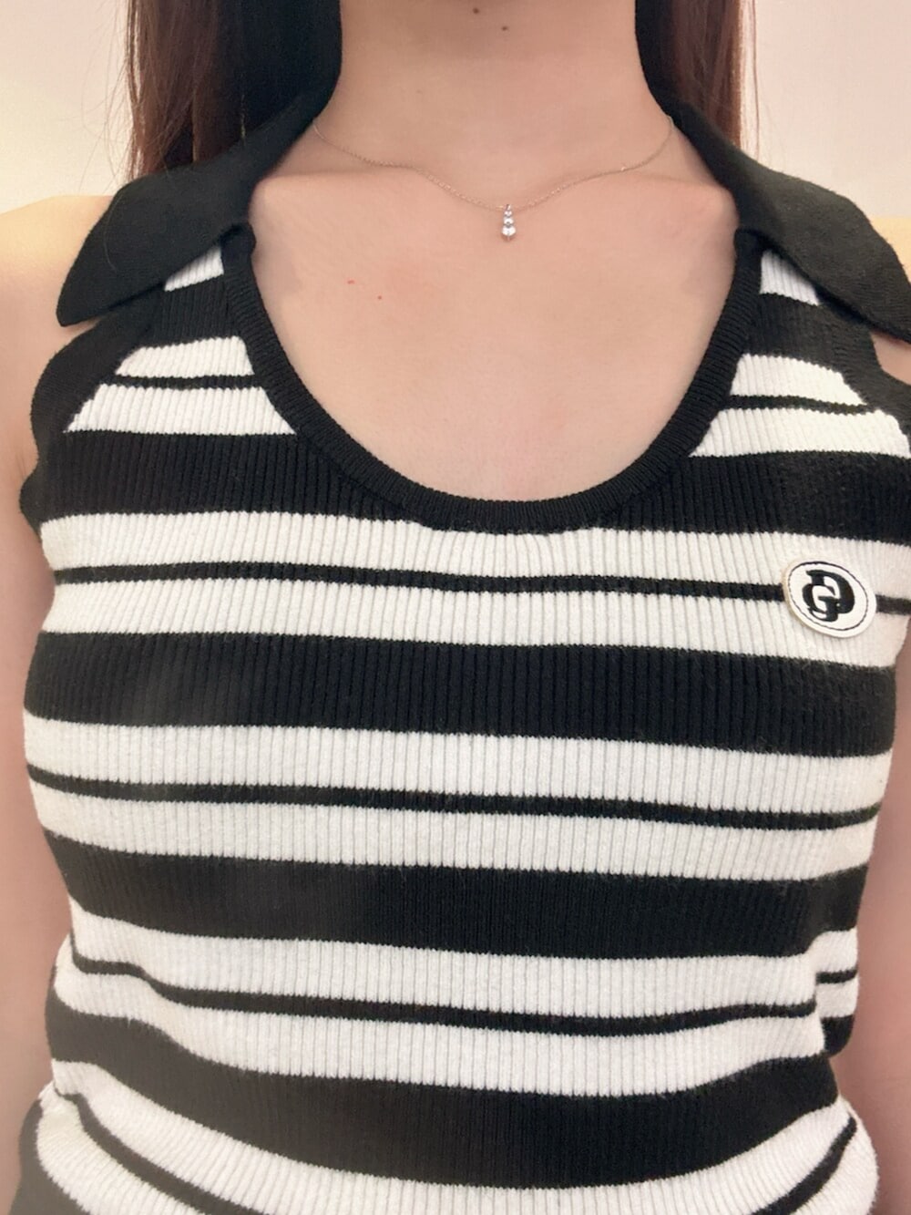 ブラック系のスニーカー、ホワイト系のニット/セーター、ブラック系のその他パンツを着用したレディースの春コーディネートの5枚目の写真