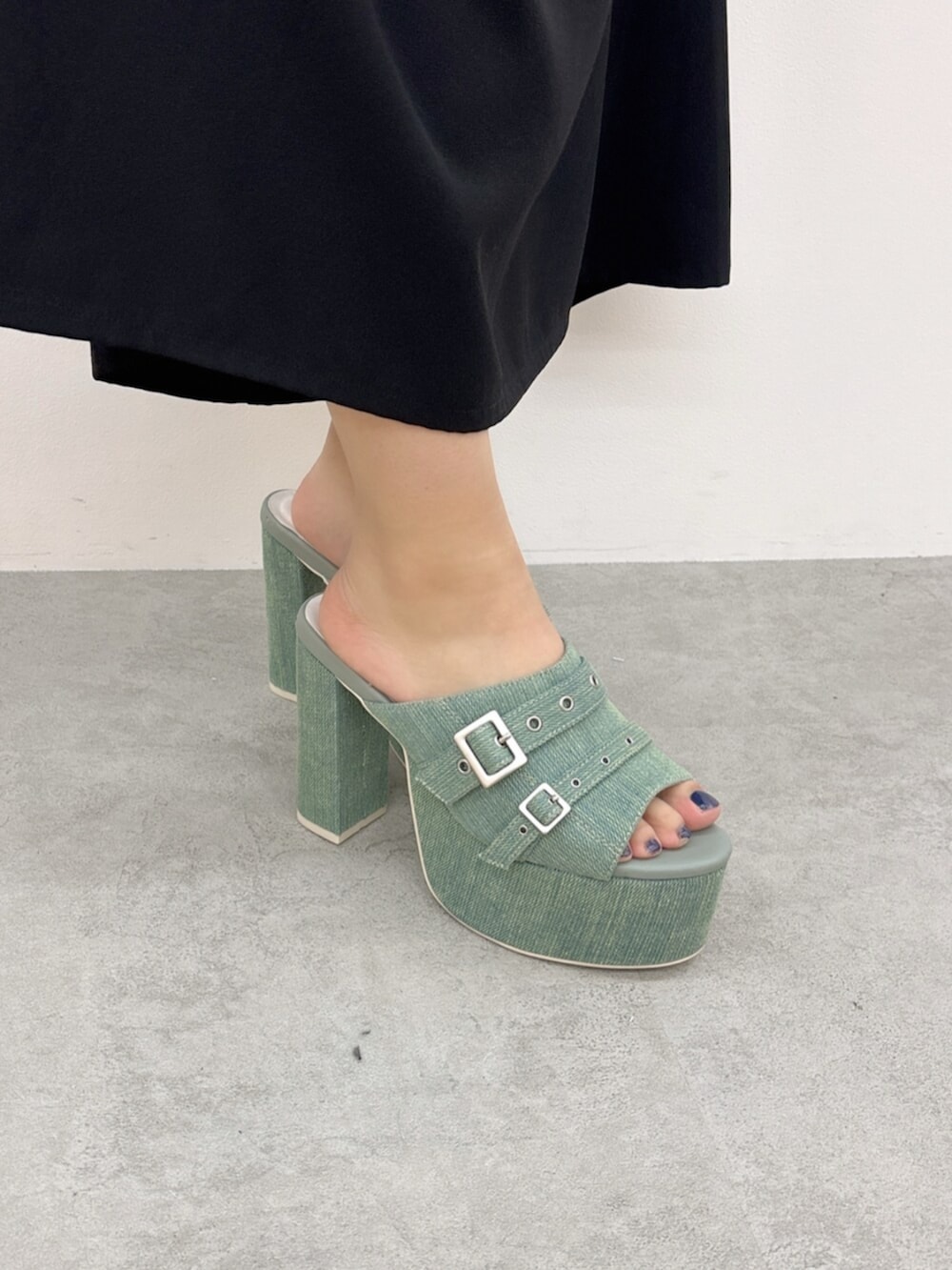 ブラック系のワンピース、ブルー系のサンダルを着用したレディースの夏コーディネートの7枚目の写真