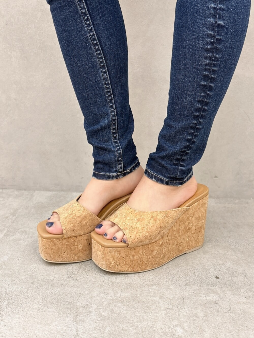 ブルー系のデニムパンツ、グリーン系のTシャツ/カットソー、ホワイト系のサンダルを着用したレディースの夏コーディネートの7枚目の写真