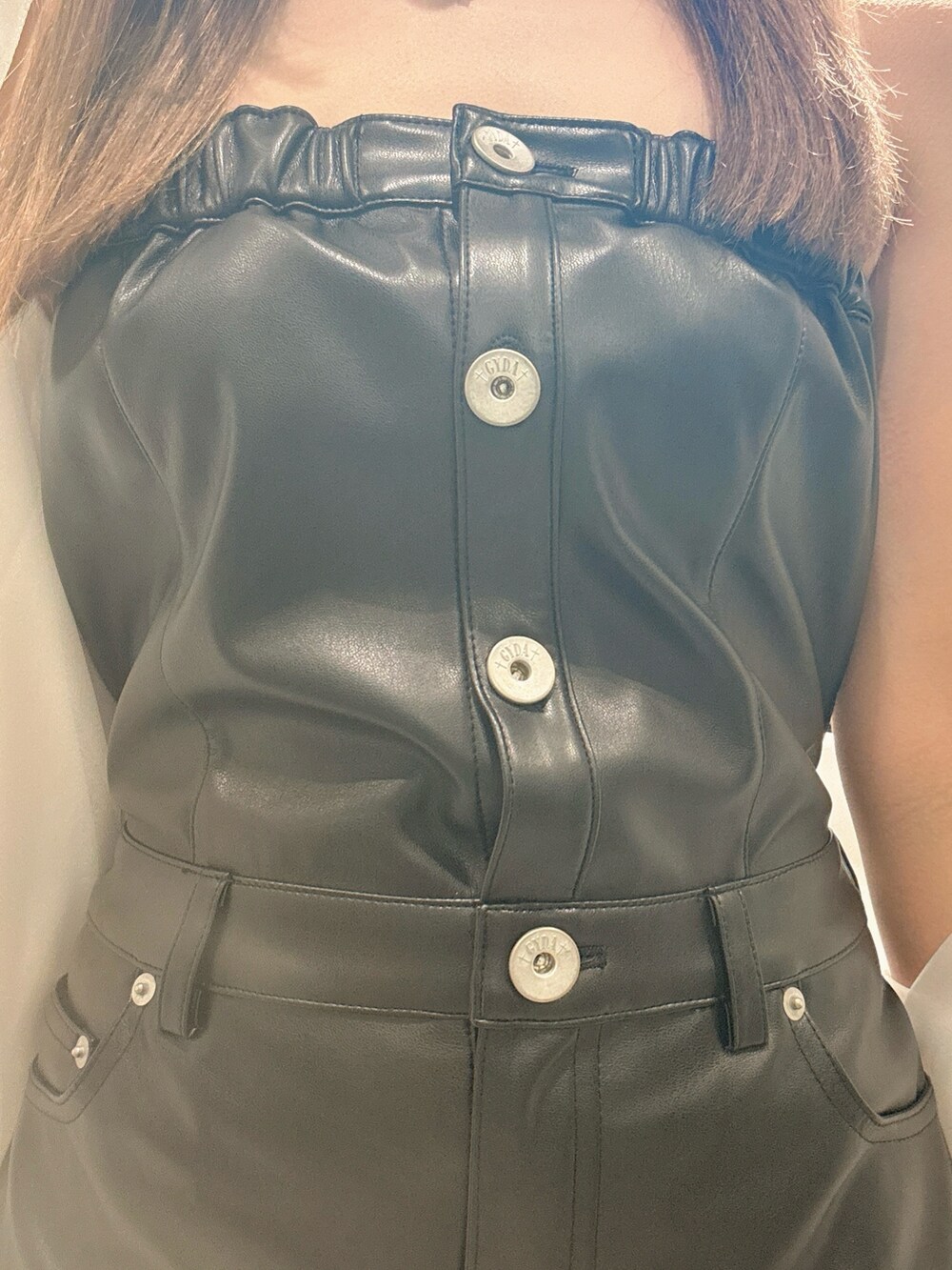 ホワイト系のシャツ/ブラウス、ブラック系のワンピース、ブラック系のサンダルを着用したレディースの春コーディネートの5枚目の写真