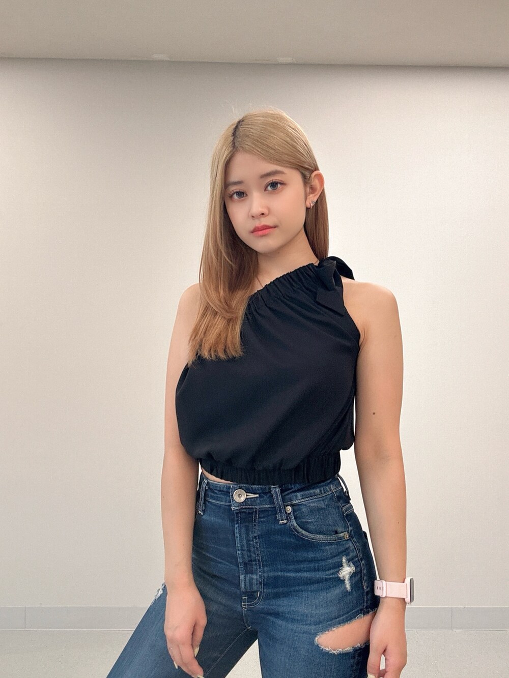 ブラック系のシャツ/ブラウス、ブルー系のデニムパンツ、ブラック系のサンダルを着用したレディースの夏コーディネートの4枚目の写真