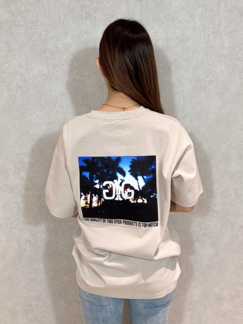 ベージュ系のTシャツ/カットソー、ブルー系のデニムパンツ、ホワイト系のパンプスを着用したレディースの春コーディネートの6枚目の写真
