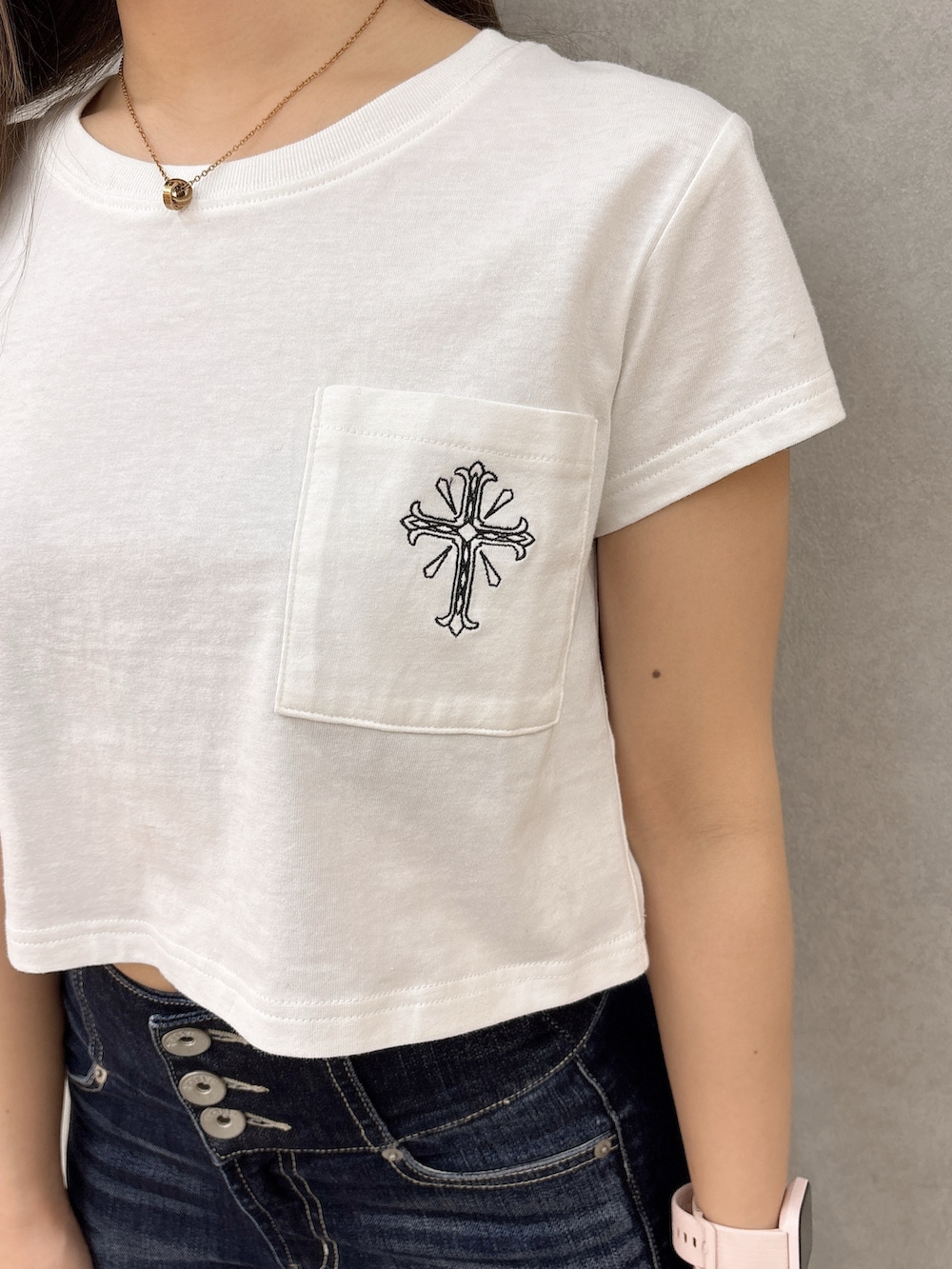 ホワイト系のTシャツ/カットソー、ブルー系のデニムパンツ、ホワイト系のパンプスを着用したレディースの春コーディネートの6枚目の写真