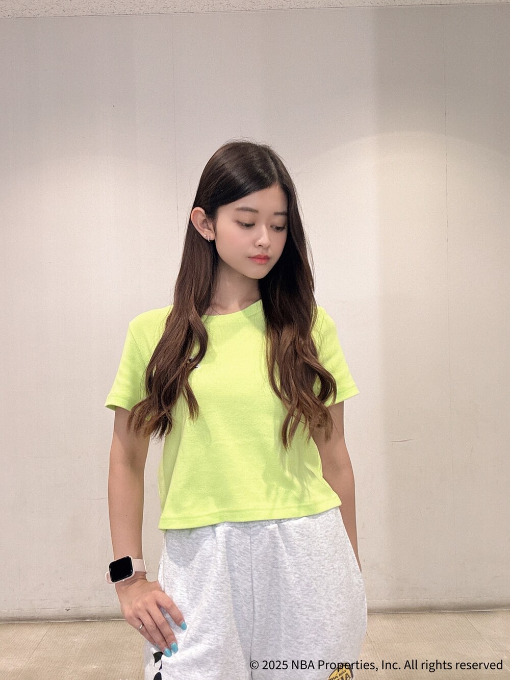 グリーン系のTシャツ/カットソー、グレー系のスウェットパンツ、ブラック系のパンプスを着用したレディースの夏コーディネートの4枚目の写真