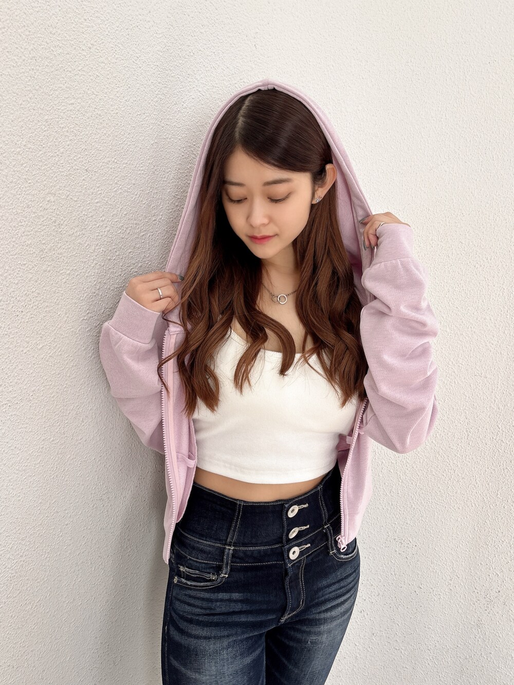 ホワイト系のキャミソール、パープル系のパーカー、ブルー系のデニムパンツを着用したレディースの春コーディネートの5枚目の写真