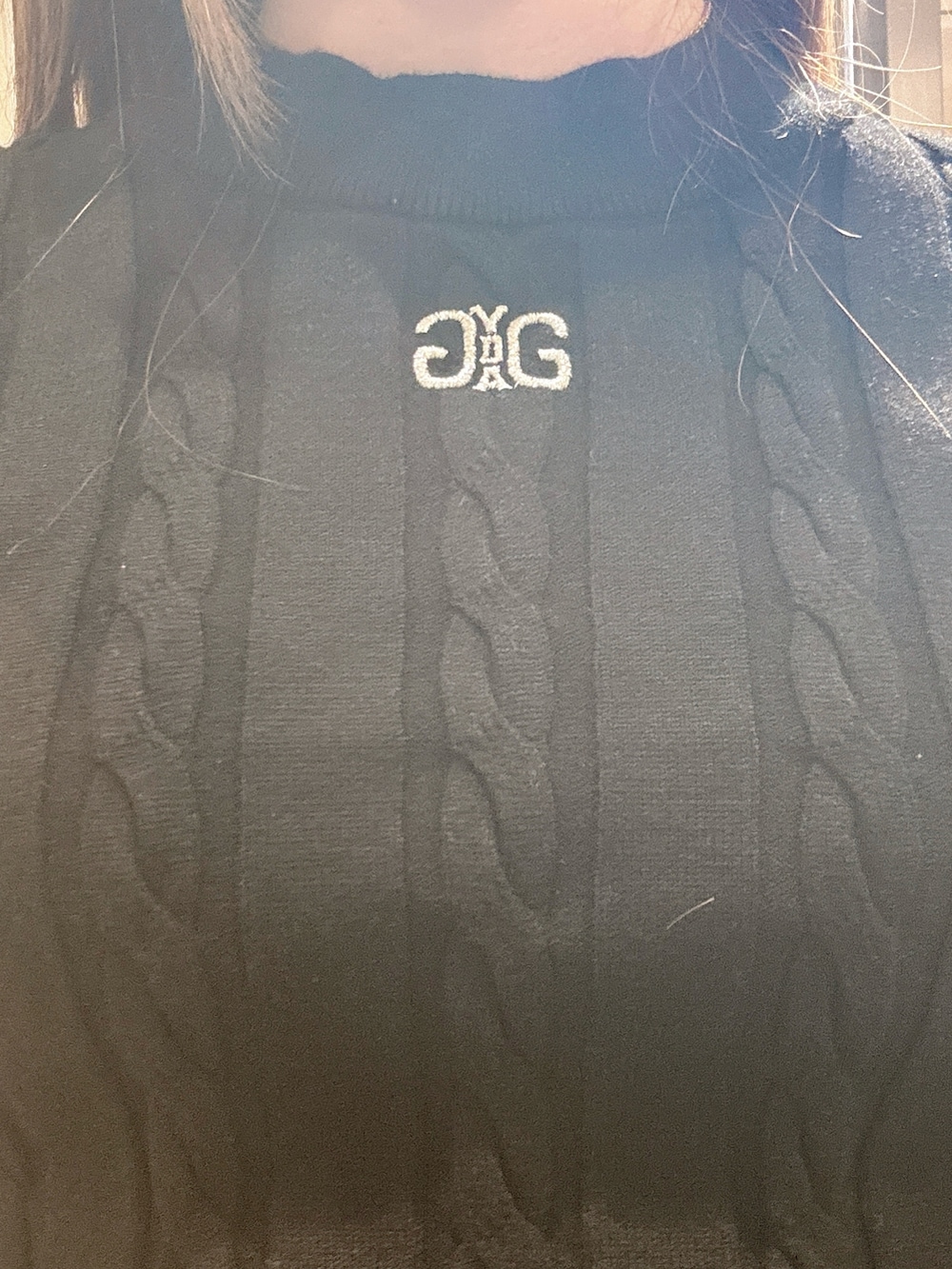 ブラック系のTシャツ/カットソー、ブルー系のデニムパンツ、ブラック系のサンダルを着用したレディースの春コーディネートの5枚目の写真