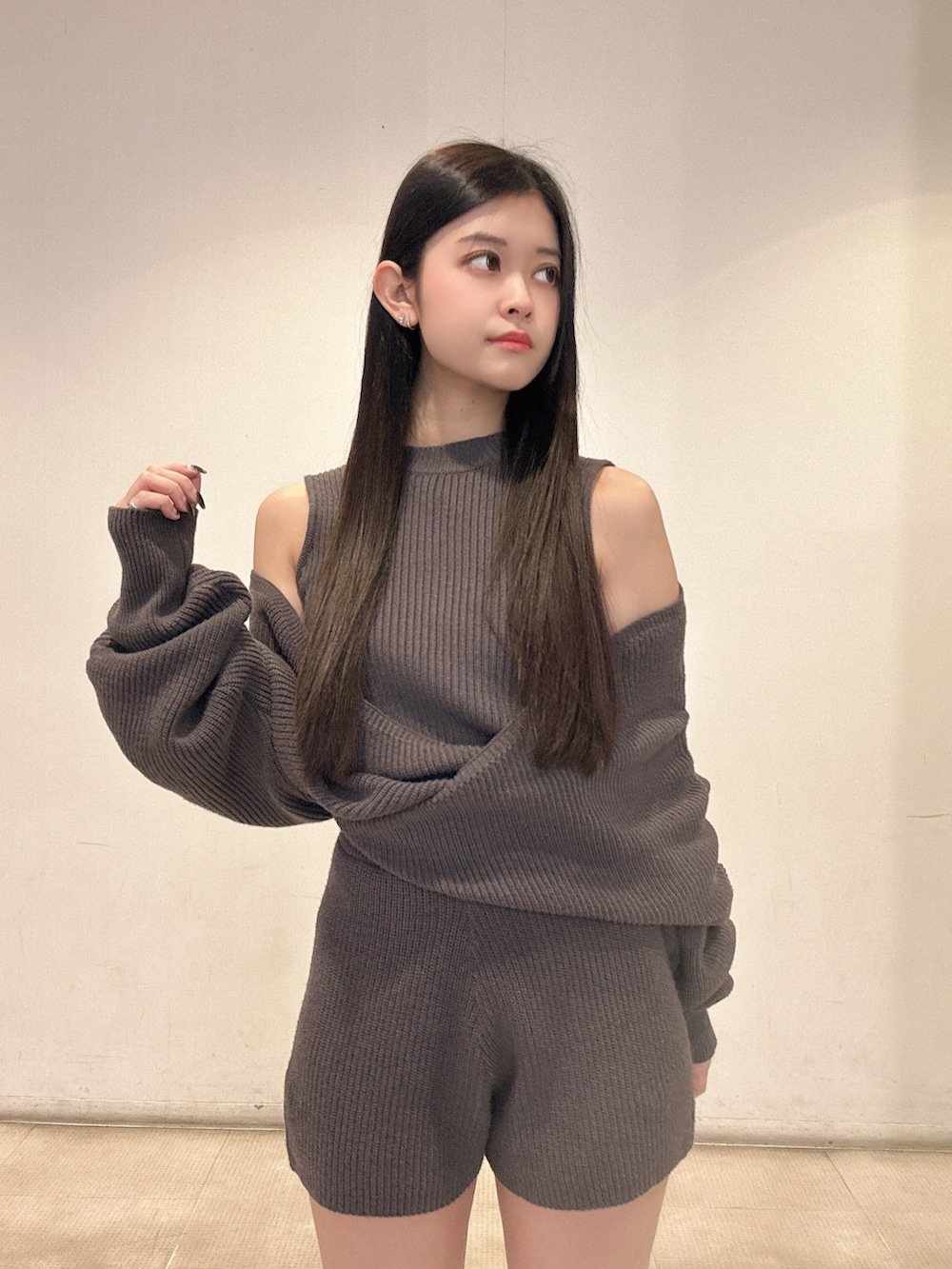 グレー系のつなぎ/オールインワン、ブラック系のブーツを着用したレディースの冬コーディネートの5枚目の写真