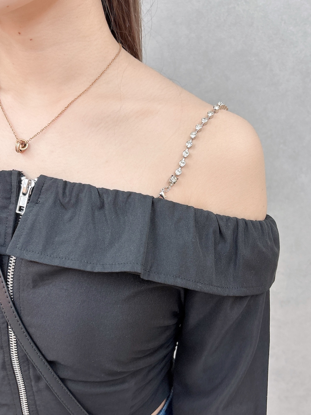 ブラック系のシャツ/ブラウス、ブルー系のデニムパンツ、ブラック系のショルダーバッグを着用したレディースの春コーディネートの6枚目の写真