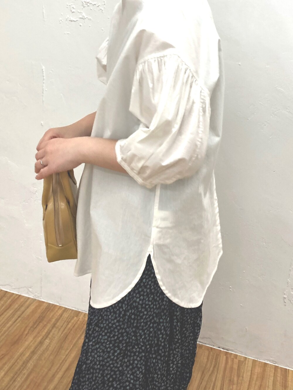 ホワイト系のシャツ/ブラウス、ブラック系のスカートを着用したレディースの春コーディネートの3枚目の写真