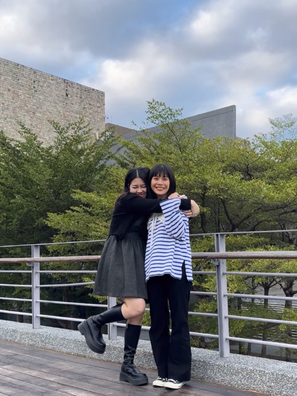 ブルー系のTシャツ/カットソー、ブラック系のその他パンツ、ブラック系のスニーカーを着用したレディースの冬コーディネートの3枚目の写真